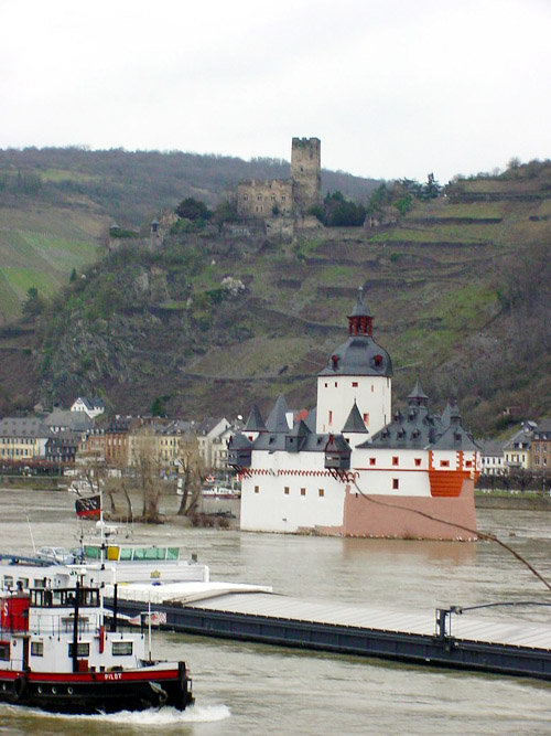 Burg Gutenfels über der Stadt Kaub mit dem zugehörigen Zollturm Pfalzgrafenstein  in der Mitte des Rheins